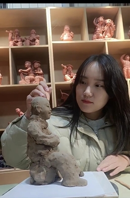 鄲城張玉萍泥塑榮獲“巾幗瓷韻”女陶藝家邀請(qǐng)展金獎(jiǎng) 以泥土為媒，傳承文化之美